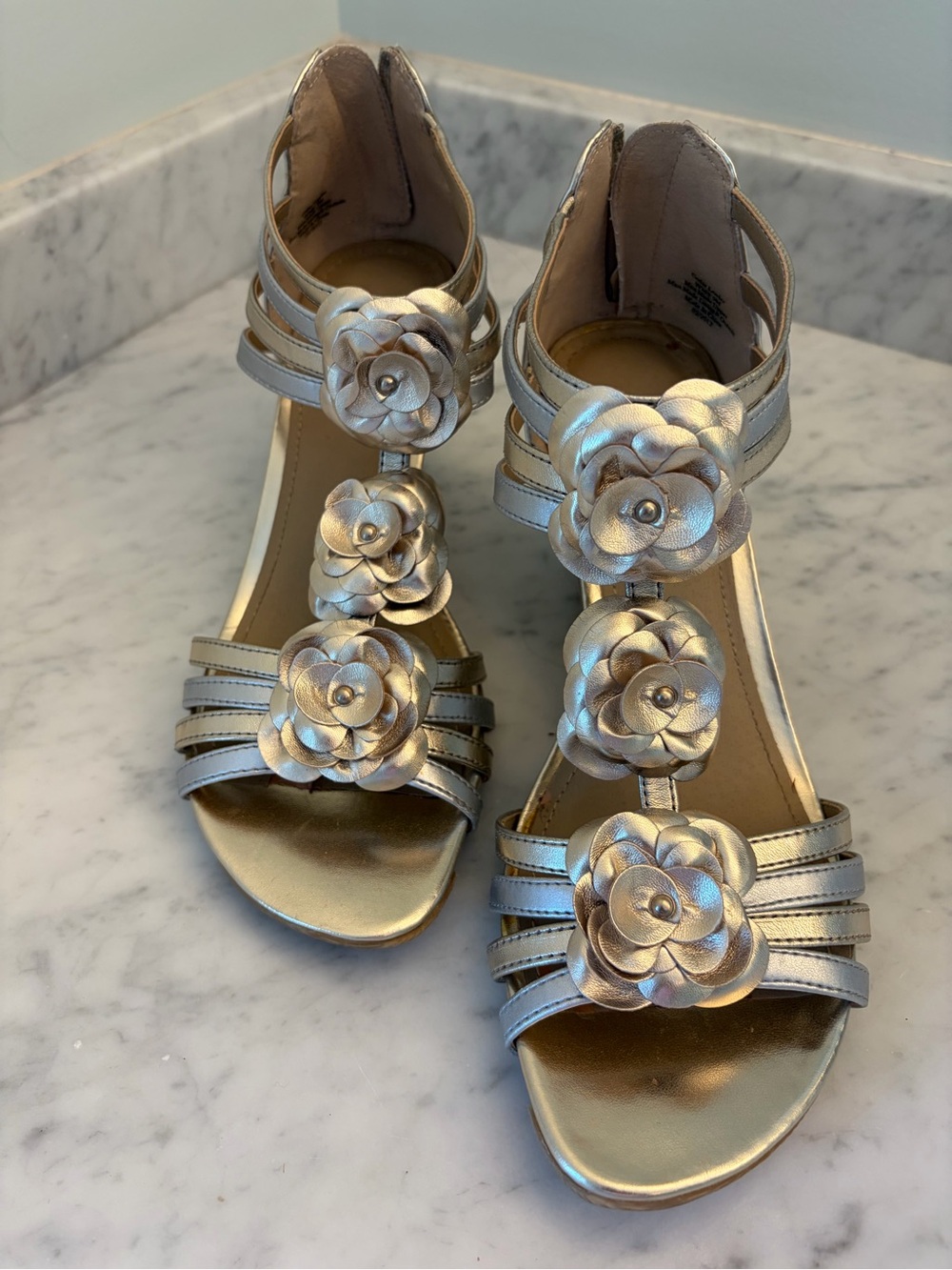 Kenneth Cole Cedar Leader Wedge Sandals in Light Gold, size 9